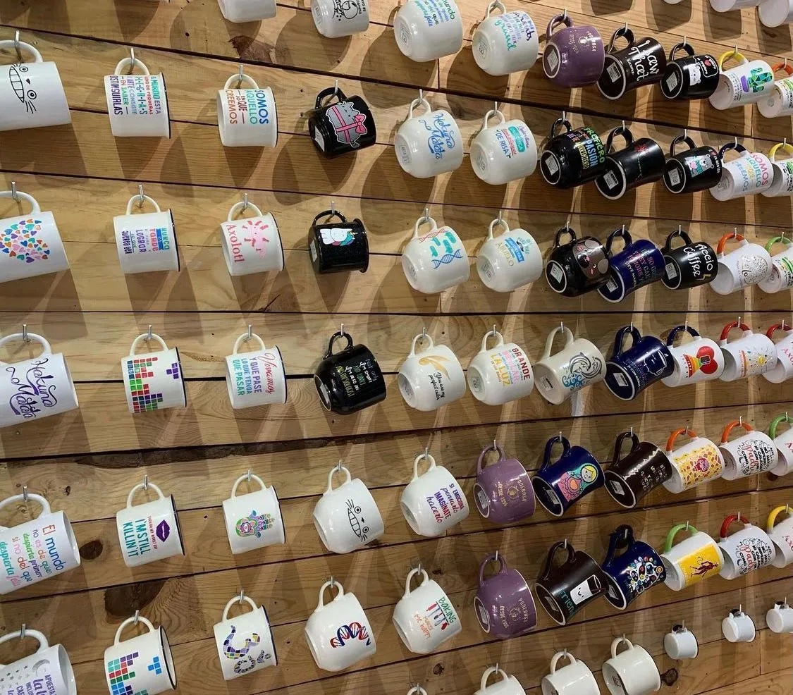La pared de tazas del local de Kuppani en Metepec