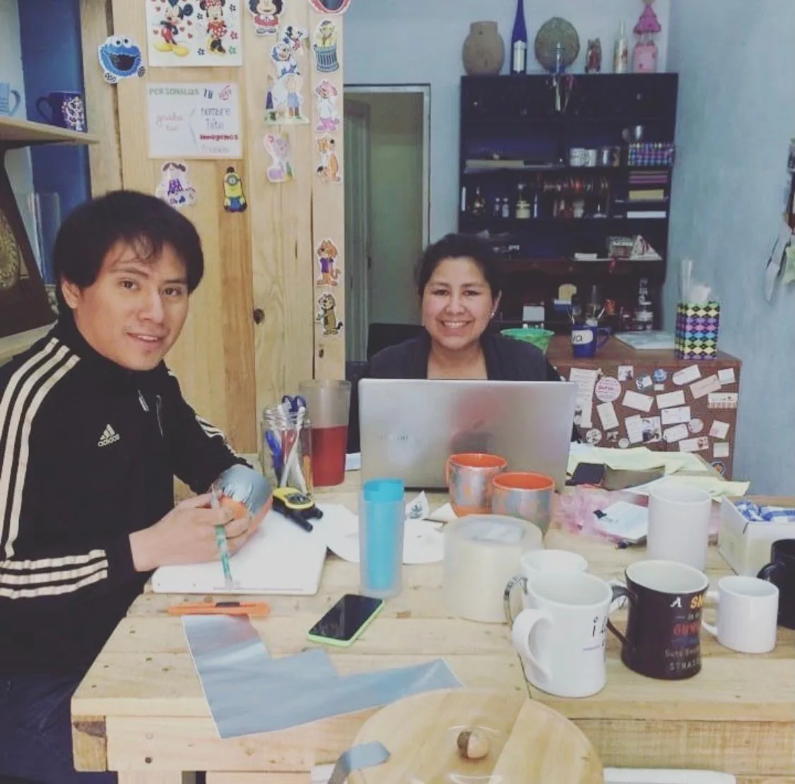 Tazas grabadas y pintadas a mano por Kuppani